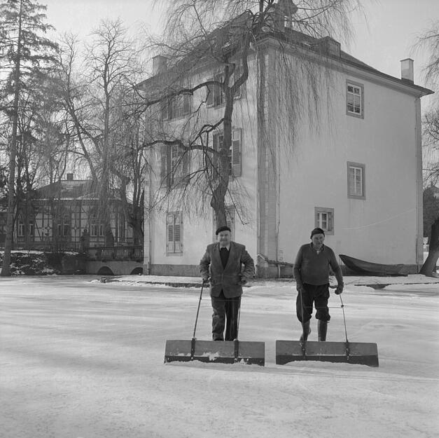 1957 in Heilbronn: Die Männer schieben den Schnee auf dem zugefrorenen Trappenssee beiseite. Der Eislaufspaß kann beginnen.