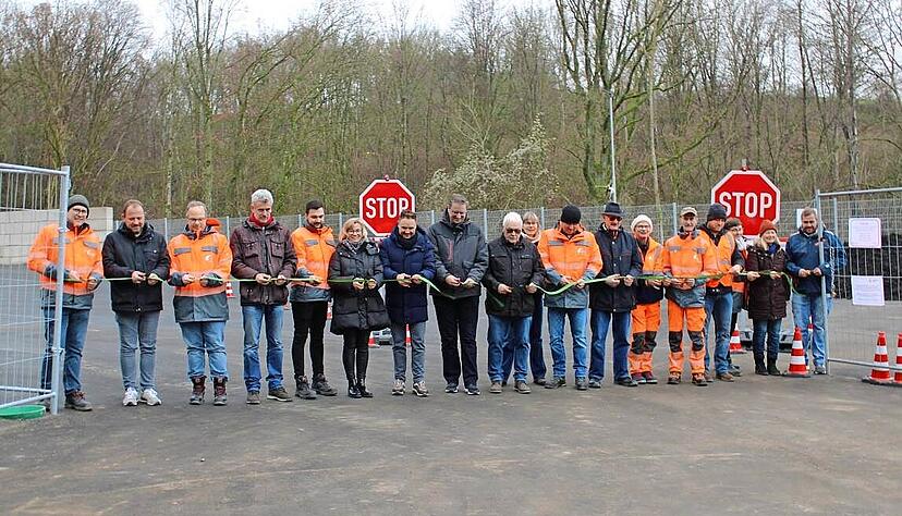 Vertreter der Abfallwirtschaft, Bürgermeister Andy Kümmerle, Ortsvorsteher Herbert Rimner sowie Gemeinderäte eröffneten den neuen Grüngutplatz. Vertreter der Abfallwirtschaft, Bürgermeister Andy Kümmerle, Ortsvorsteher Herbert Rimner sowie Gemeinderäte eröffneten den neuen Grüngutplatz.