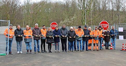 Vertreter der Abfallwirtschaft, Bürgermeister Andy Kümmerle, Ortsvorsteher Herbert Rimner sowie Gemeinderäte eröffneten den neuen Grüngutplatz.