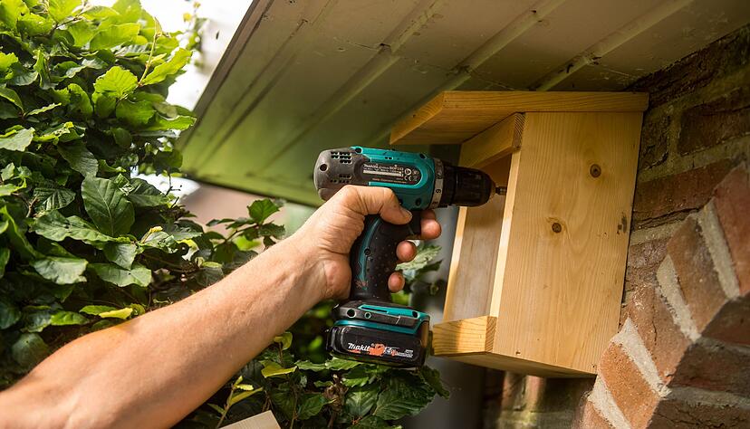 Regen? Kein Problem! Unter dem Dachvorsprung bleibt der Kasten trocken.