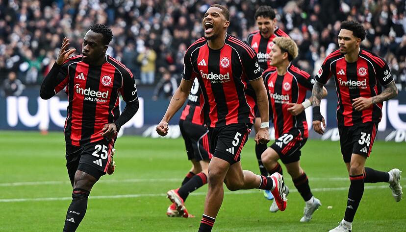 Frankfurts Arnaud Kalimuendo (l) traf sehenswert zum Sieg. Frankfurts Arnaud Kalimuendo (l) traf sehenswert zum Sieg.