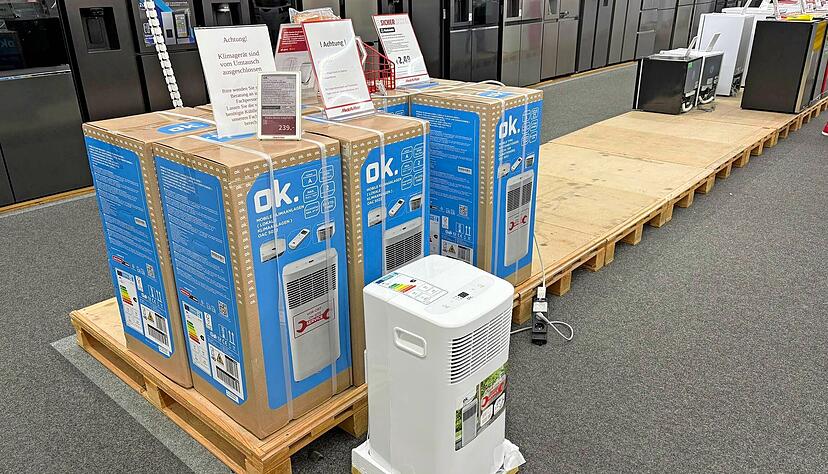 Es ist heiß, die Sehnsucht nach Abkühlung groß. Das schlägt sich auch in den leeren Paletten im Media Markt nieder, auf denen mobile Klimageräte standen. Es ist heiß, die Sehnsucht nach Abkühlung groß. Das schlägt sich auch in den leeren Paletten im Media Markt nieder, auf denen mobile Klimageräte standen.