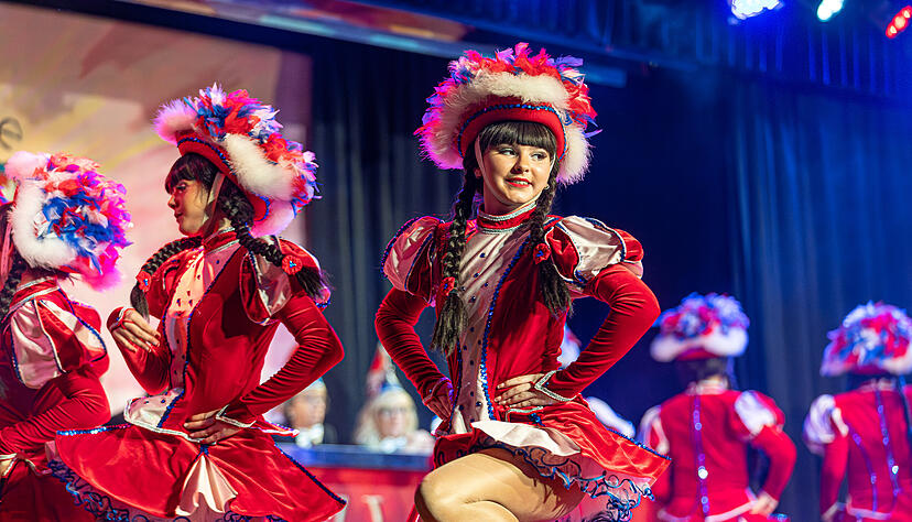 Rund 70 Mitwirkende zeigten im Kursaal bei der ersten Prunksitzung der Wimpfener Faschingsgesellschaft  ihr K&ouml;nnen.