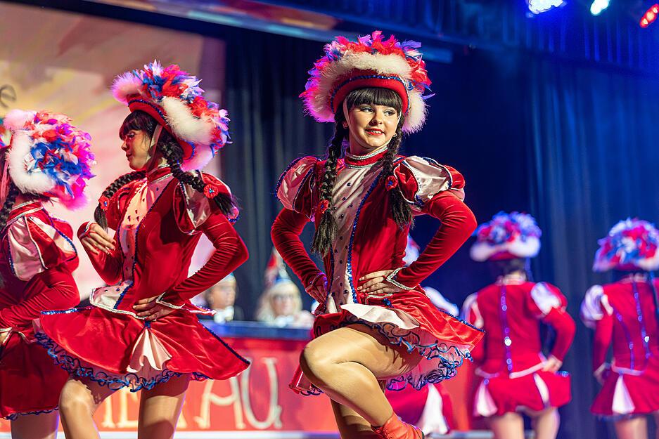 Rund 70 Mitwirkende zeigten im Kursaal bei der ersten Prunksitzung der Wimpfener Faschingsgesellschaft  ihr K&ouml;nnen.