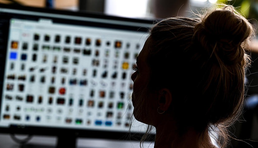 Es sind oft schlimme Bilder, die sich die Ermittler anschauen müssen. Aber ihre Arbeit ist wichtig. Aus den Erfolgen schöpfen die Polizisten Motivation, stundenlang vor dem Rechner zu sitzen und kinderpornografische Fotos und Videos zu sichten. Themenfoto: dpa Es sind oft schlimme Bilder, die sich die Ermittler anschauen müssen. Aber ihre Arbeit ist wichtig. Aus den Erfolgen schöpfen die Polizisten Motivation, stundenlang vor dem Rechner zu sitzen und kinderpornografische Fotos und Videos zu sichten. Themenfoto: dpa