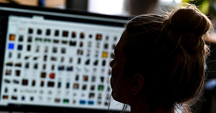 Es sind oft schlimme Bilder, die sich die Ermittler anschauen müssen. Aber ihre Arbeit ist wichtig. Aus den Erfolgen schöpfen die Polizisten Motivation, stundenlang vor dem Rechner zu sitzen und kinderpornografische Fotos und Videos zu sichten. Themenfoto: dpa