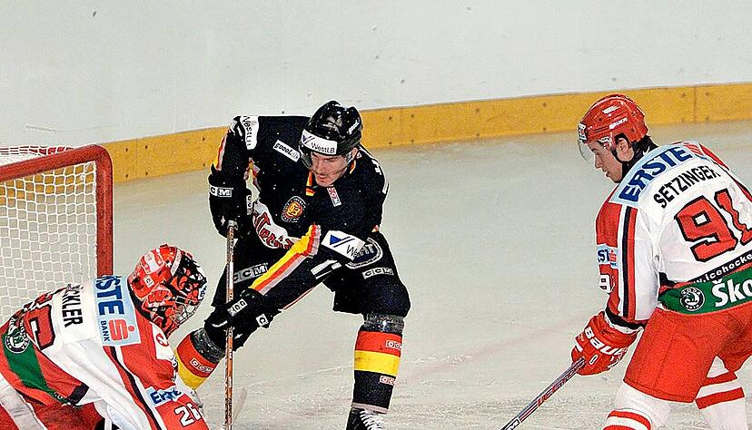 NHL-Profi Jochen Hecht (Mitte) erzielte 2004 gegen Österreich das Tor zum 2:1 für die DEB-Auswahl. NHL-Profi Jochen Hecht (Mitte) erzielte 2004 gegen Österreich das Tor zum 2:1 für die DEB-Auswahl.