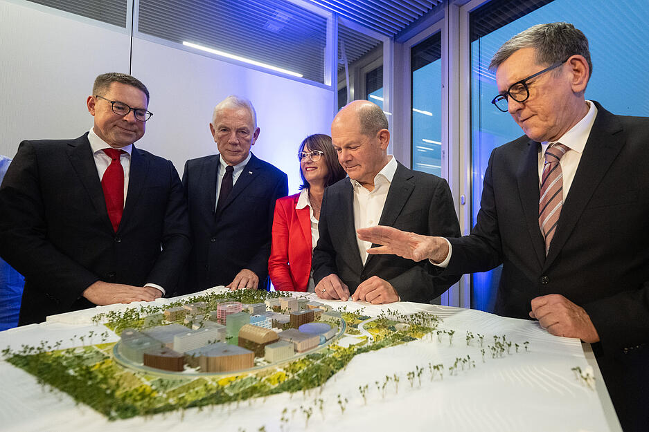 Bundeskanzler Olaf Scholz (SPD, 2.v.r.) steht während eines Besuchs des Bildungscampus der Dieter Schwarz-Stiftung hinter einem Modell des Innovation Park Artificial Intelligence (IPAI) neben Reinhold Geilsdörfer (r), Geschäftsführer der Dieter Schwarz Stiftung, Silke Lohmiller (M), Geschäftsführerin der Dieter Schwarz Stiftung, Harry Mergel (SPD, 2.v.l.), Oberbürgermeister der Stadt Heilbronn, und Gerd Chrzanowski (l), Komplementär der Schwarz-Gruppe. Bundeskanzler Olaf Scholz (SPD, 2.v.r.) steht während eines Besuchs des Bildungscampus der Dieter Schwarz-Stiftung hinter einem Modell des Innovation Park Artificial Intelligence (IPAI) neben Reinhold Geilsdörfer (r), Geschäftsführer der Dieter Schwarz Stiftung, Silke Lohmiller (M), Geschäftsführerin der Dieter Schwarz Stiftung, Harry Mergel (SPD, 2.v.l.), Oberbürgermeister der Stadt Heilbronn, und Gerd Chrzanowski (l), Komplementär der Schwarz-Gruppe.