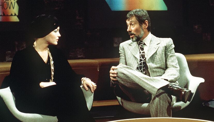 Moderator Dietmar Schönherr bemüht sich redlich in der Talkshow «Je später der Abend», Romy Schneider zum Reden zu bringen. (Archivbild) Moderator Dietmar Schönherr bemüht sich redlich in der Talkshow «Je später der Abend», Romy Schneider zum Reden zu bringen. (Archivbild)