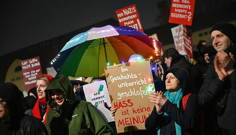 Vor der Tür protestierten Demonstranten gegen die AfD-Teilnahme. Vor der Tür protestierten Demonstranten gegen die AfD-Teilnahme.
