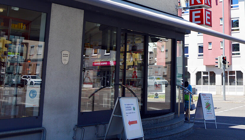 In der Heilbronner Wartberg-Apotheke stellten die Mitarbeiter bereits ab den Morgenstunden zahlreiche Impfnachweise aus. Foto: Ruf In der Heilbronner Wartberg-Apotheke stellten die Mitarbeiter bereits ab den Morgenstunden zahlreiche Impfnachweise aus. Foto: Ruf