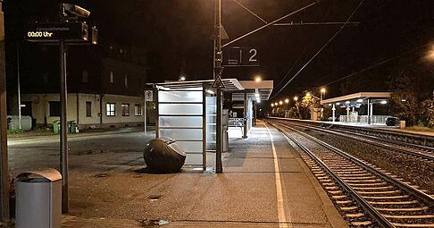 Am Kirchheimer Bahnhof ist um Mitternacht nicht mehr viel los. Nur wenige Fahrgäste nutzen die letzten Verbindungen in dieser Nacht.
Foto: Gerhard Mayer Am Kirchheimer Bahnhof ist um Mitternacht nicht mehr viel los. Nur wenige Fahrgäste nutzen die letzten Verbindungen in dieser Nacht.
Foto: Gerhard Mayer