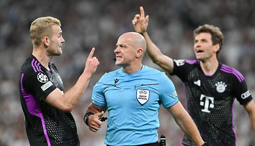 Matthijs de Ligt (l) war mit der Abseitsentscheidung von Schiedsrichter Szymon Marciniak überhaupt nicht zufrieden. Matthijs de Ligt (l) war mit der Abseitsentscheidung von Schiedsrichter Szymon Marciniak überhaupt nicht zufrieden.