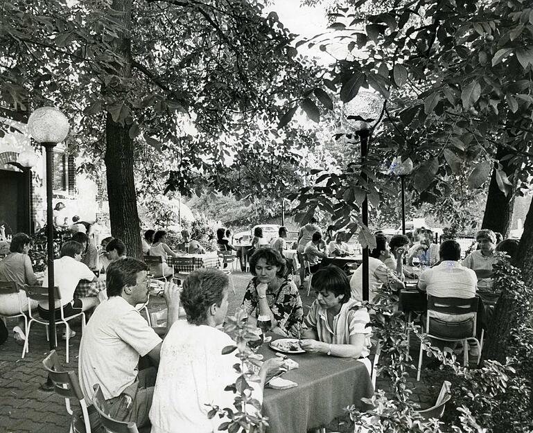 Gartenwirtschaften sind aus der heimischen Gastronomie nicht mehr wegzudenken. Die Tische sind bei schönem Wetter voll besetzt, wie hier 1986 im Garten des Heilbronner Volksgartens.