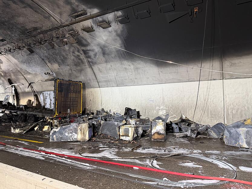 Die Herausforderung f&uuml;r die Einsatzkr&auml;fte: Das Feuer ist zwar gel&ouml;scht, doch die K&uuml;hlschr&auml;nke m&uuml;ssen nun einzeln aus dem Engelbergtunnel gebracht werden.