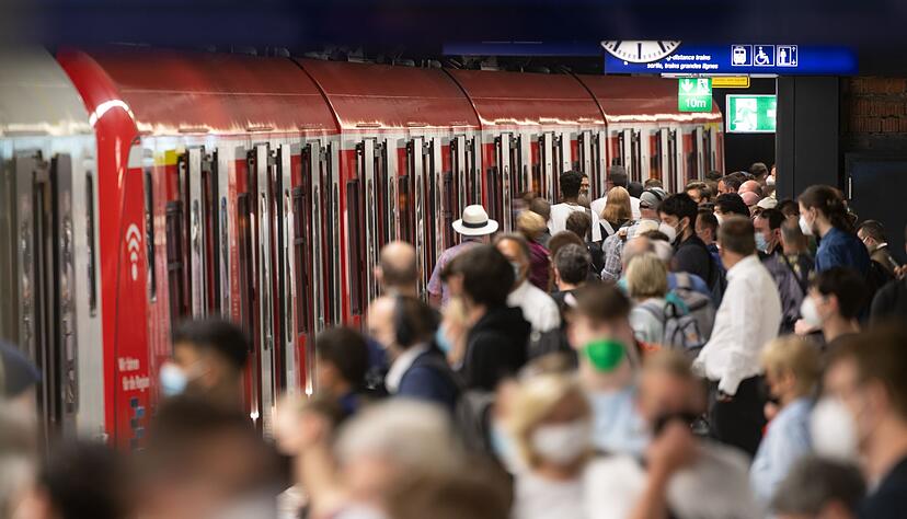 Menschen warten an einem Gleis des Tiefbahnhofs im Hauptbahnhof auf die S-Bahn.