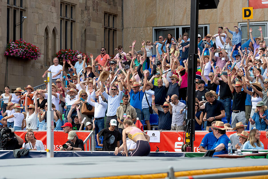 Zuschauer verfolgen das Geschehen von Tribünen aus. Zuschauer verfolgen das Geschehen von Tribünen aus.