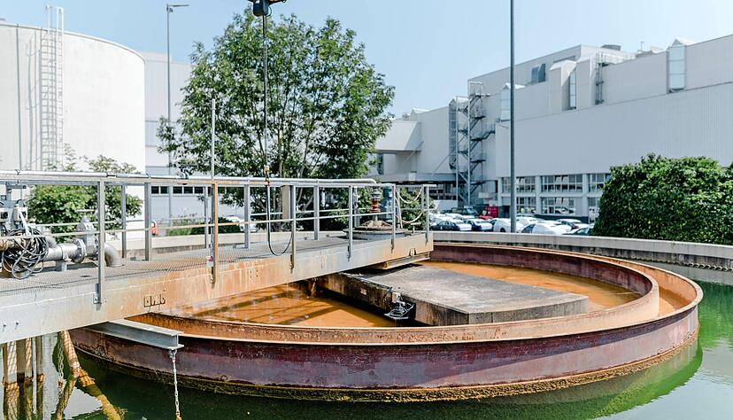 Aktuell bezieht der Automobilhersteller sein Nutzwasser noch aus dem direkt am Werk vorbeifließenden Neckar. In dieser Anlage wird das Wasser gereinigt.
Fotos: Audi