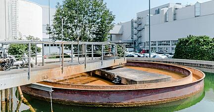 Aktuell bezieht der Automobilhersteller sein Nutzwasser noch aus dem direkt am Werk vorbeifließenden Neckar. In dieser Anlage wird das Wasser gereinigt.
Fotos: Audi