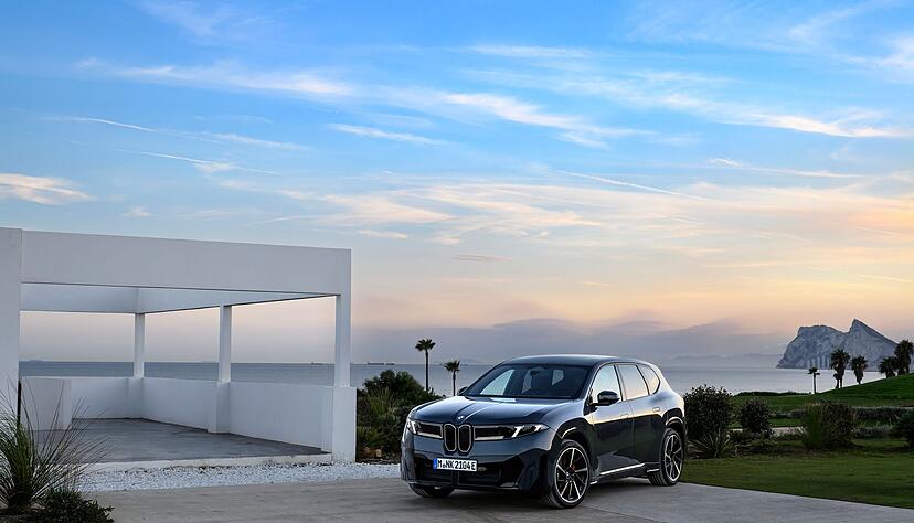 Der BMW iX3 50 xDrive beschleunigt in 4,9 Sekunden aus dem Stand auf Tempo 100 und erreicht bis zu 210 km/h Spitze.