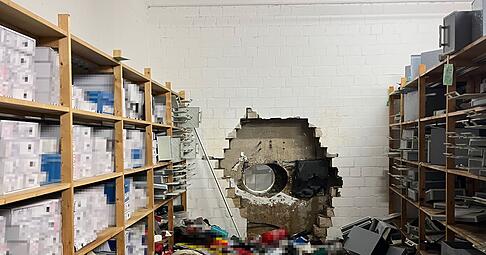 Einbrecher haben sich mit Hilfe eines großen Bohrers Zugang zum Tresorraum verschafft. Dort durchsuchten sie die Wertschließfächer. Einbrecher haben sich mit Hilfe eines großen Bohrers Zugang zum Tresorraum verschafft. Dort durchsuchten sie die Wertschließfächer.