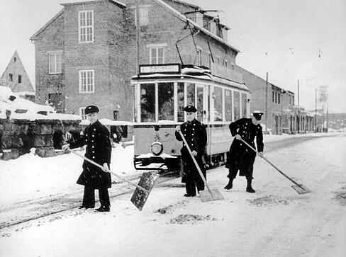 1951: Am Heilbronner Karlstor schippen Schaffner Schnee von den Schienen damit die "Spatzenschaukel" weiterfahren kann. 1951: Am Heilbronner Karlstor schippen Schaffner Schnee von den Schienen damit die "Spatzenschaukel" weiterfahren kann.