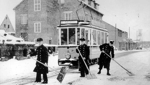 Zusammengestellt von Archiv und Dokumentation der Heilbronner Stimme 

1951: Am Heilbronner Karlstor schippen Schaffner Schnee von den Schienen damit die "Spatzenschaukel" weiterfahren kann.