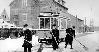 1951: Am Heilbronner Karlstor schippen Schaffner Schnee von den Schienen damit die "Spatzenschaukel" weiterfahren kann.