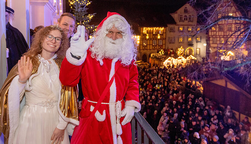 Unterstützt vom Christkind und vom Weihnachtsmann, eröffnete Bürgermeister Andreas Zaffran am Freitagabend den Weihnachtsmarkt in Bad Wimpfen.