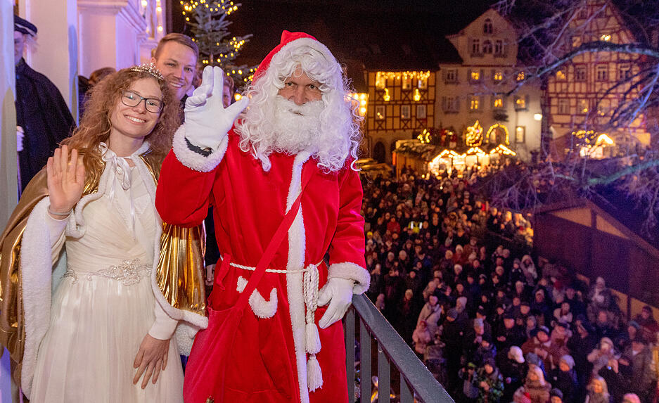 Unterstützt vom Christkind und vom Weihnachtsmann, eröffnete Bürgermeister Andreas Zaffran am Freitagabend den Weihnachtsmarkt in Bad Wimpfen.