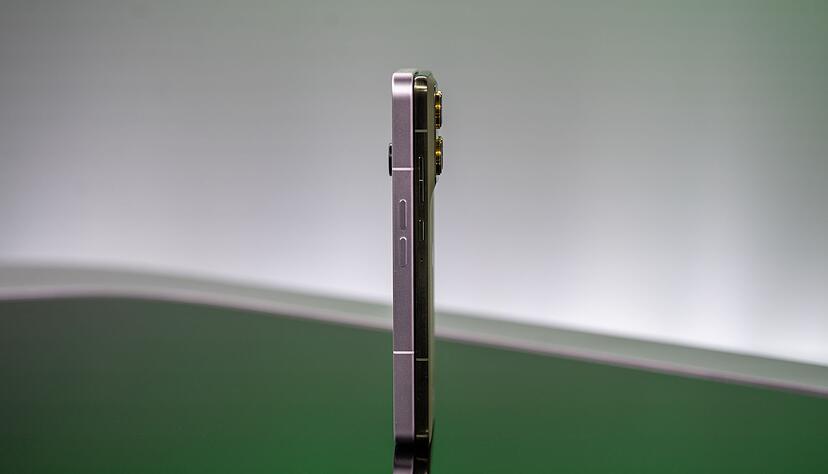 Vergleich: Das neue Motorola Edge 70 (rechts) neben dem Nothing Phone 3 (links).