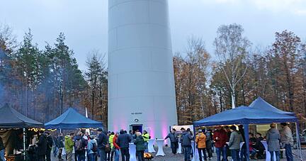 Mit einem Fest für geladene Gäste weihte die Bürgerwind-Hohenlohe GmbH ihren Windpark Bretzfeld-Obersulm am Fuß der Windenergieanlage I ein.
Foto: Gustav Döttling