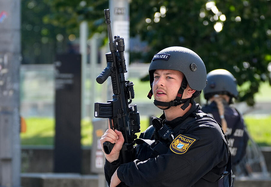 Bei dem Großeinsatz in München wurde auf eine verdächtige Person geschossen. Die Beamten zeigen weiterhin in der Stadt Präsenz, auch wenn es keine weiteren Verdächtigen geben soll. Bei dem Großeinsatz in München wurde auf eine verdächtige Person geschossen. Die Beamten zeigen weiterhin in der Stadt Präsenz, auch wenn es keine weiteren Verdächtigen geben soll.