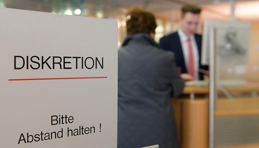 Kundenberatung in der Bankfiliale: Manchmal ist der persönliche Kontakt wichtig, viele früher typische Aufgaben von Bankkaufleuten gehören aber vielleicht bald der Vergangenheit an. Kundenberatung in der Bankfiliale: Manchmal ist der persönliche Kontakt wichtig, viele früher typische Aufgaben von Bankkaufleuten gehören aber vielleicht bald der Vergangenheit an.