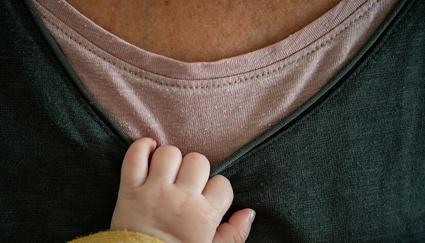 Zerrt nicht nur am Shirt, sondern unter Umständen auch am Rentenkonto: der eigene Nachwuchs.