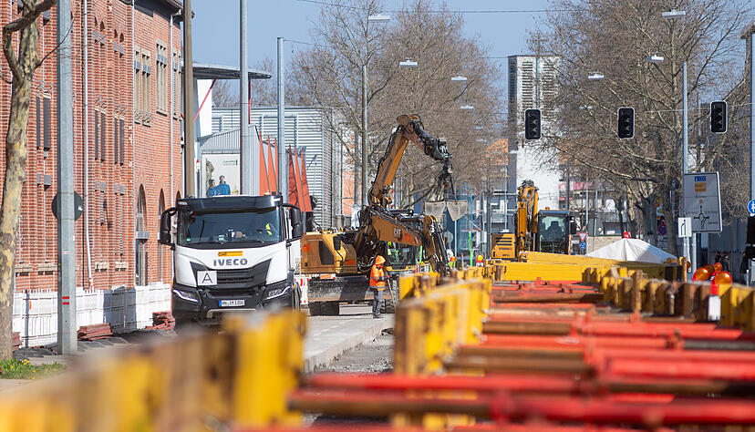 So sah es lange aus in der Weipertstraße in Heilbronn: Jetzt ist die Straße wieder in beide Richtungen frei. So sah es lange aus in der Weipertstraße in Heilbronn: Jetzt ist die Straße wieder in beide Richtungen frei.