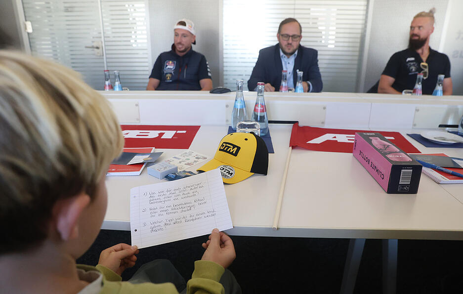 Alexander Schnell, Mitglied der Stimme-Chefredaktion, neben den DTM-Fahrern Bortolotti und Thiim (rechts).