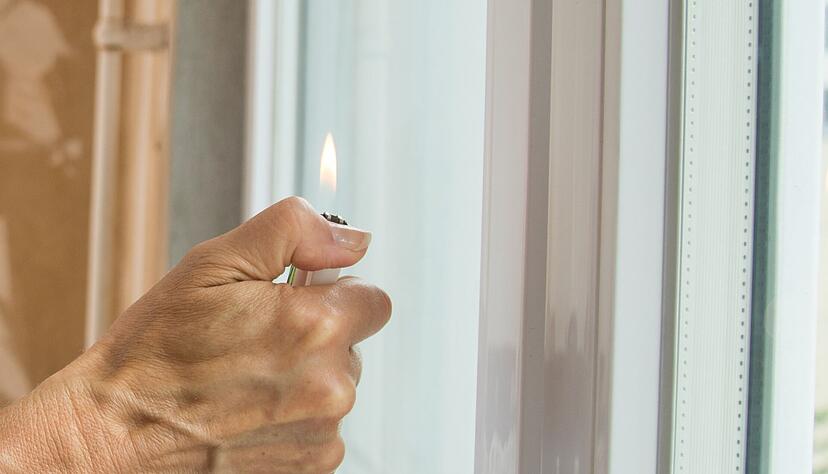 Mit dem Kerzen- oder Feuerzeugtest kann man Zweifach- und Dreifachverglasung sowie W&auml;rmeschutzbeschichtungen erkennen: Violette Spiegelbilder deuten auf eine Beschichtung hin.