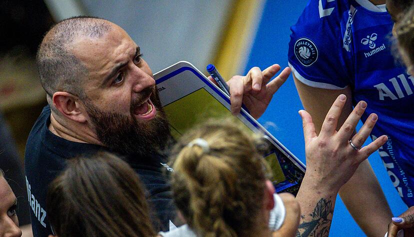 Aus im Europacup: Stuttgarts Volleyballerinnen und ihr Trainer Konstantin Bitter.