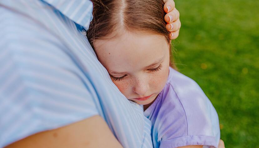 Eine warme Umarmung und ermutigende Worte zum Abschied: So startet das Kind mit einem guten Gef&uuml;hl auf die Klassenfahrt.