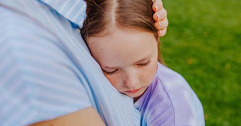 Eine warme Umarmung und ermutigende Worte zum Abschied: So startet das Kind mit einem guten Gef&uuml;hl auf die Klassenfahrt.