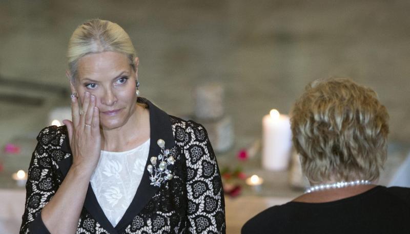 Kronprinzessin Mette-Marit von Norwegen wischt sich bei der Zeremonie zum Jahrestag der Terroranschl&auml;ge von Ut&oslash;ya Tr&auml;nen von der Wange. Foto: Torstein Boe