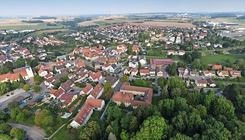 Zentrum eines ganzen Spinnennetzes an Weilern und Dörfern: Im Hauptort Kupferzell lässt es sich gut und gerne leben.
Foto: Heimatreporter Heinrich Brehm Zentrum eines ganzen Spinnennetzes an Weilern und Dörfern: Im Hauptort Kupferzell lässt es sich gut und gerne leben.
Foto: Heimatreporter Heinrich Brehm