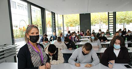 Annette Reschka spricht mit Gymnasiasten über Krankenkassen. Foto: Simon Gajer Annette Reschka spricht mit Gymnasiasten über Krankenkassen. Foto: Simon Gajer