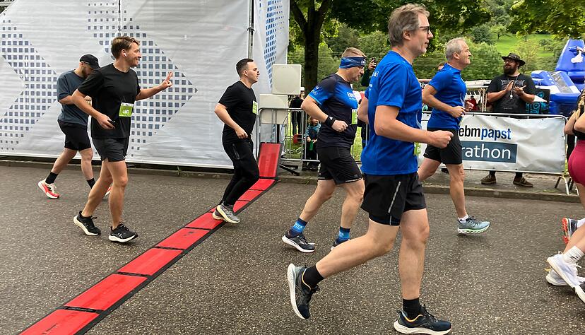 Als vorletzter überquert Achim Beck die Startlinie für den Halbmarathon. Als vorletzter überquert Achim Beck die Startlinie für den Halbmarathon.