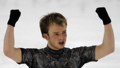 Stefan Lindemann ballt nach seiner gelungenen K&uuml;r beide F&auml;uste.