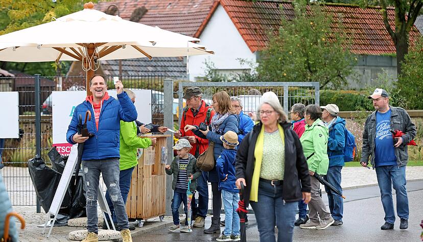 Noch einmal den Einlass passieren: Trotz feuchten Wetters fanden am Sonntag knapp 3500 Menschen den Weg auf das Gartenschaugel&auml;nde.