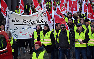 Im laufenden Tarifkonflikt des öffentlichen Nahverkehrs hatte die Gewerkschaft Verdi Beschäftigte der Branche zu einem weiteren Warnstreik von 48 Stunden aufgerufen.