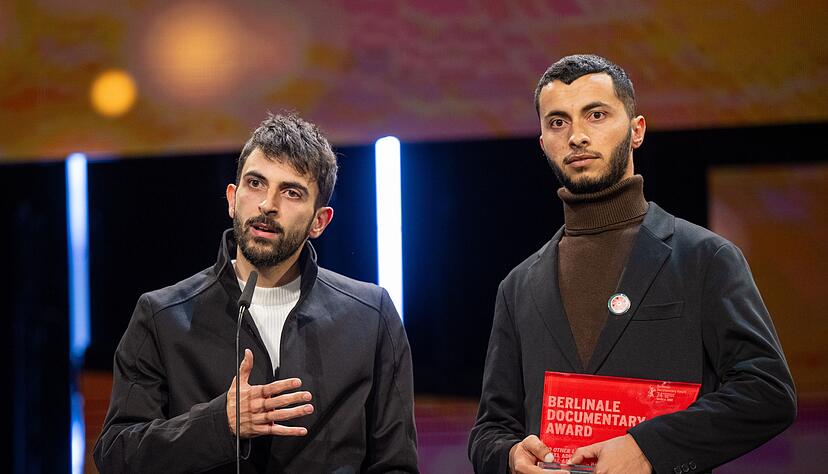Die Regisseure Yuval Abraham (l) und Basel Adra hatten bei der Berlinale im vergangenen Jahr den Dokumentarfilmpreis entgegengenommen. (Archivbild)