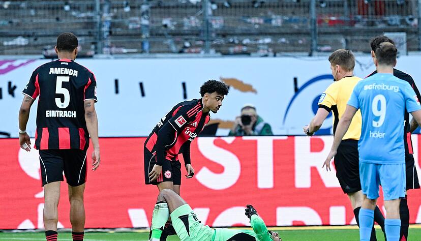 Fr&uuml;her Verletzungsschock: Frankfurts Schlussmann Kau&atilde; Santos verletzte sich am Knie.